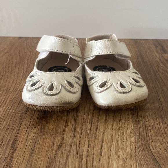 Livie & Luca toddler white soft sole shoes - Picture 4 of 5